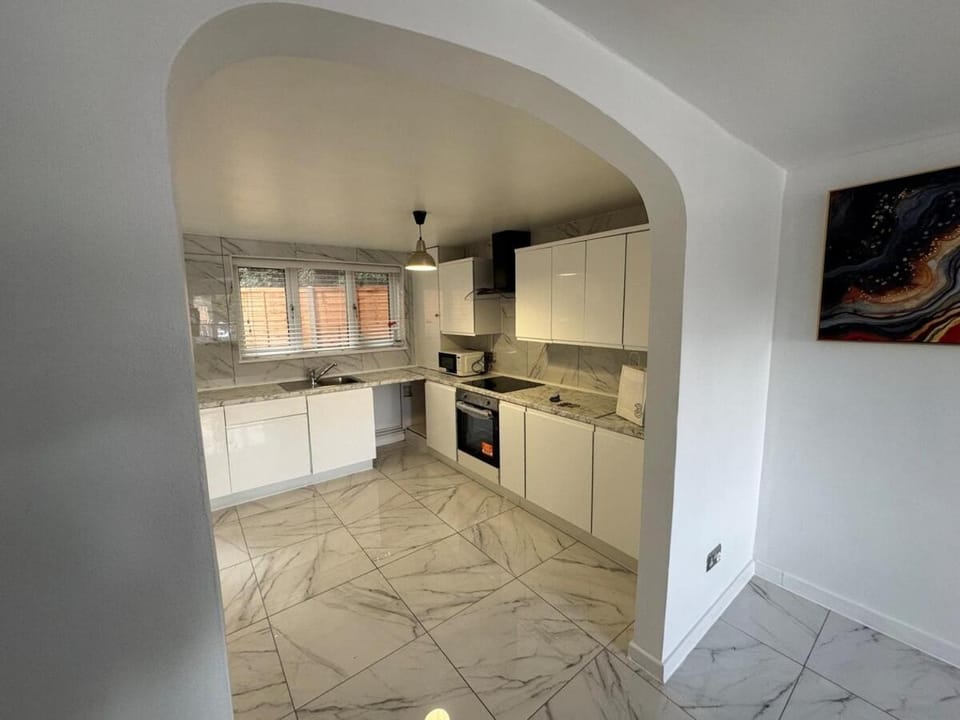 Modern 3 Bedroom House Apartment in Nottingham