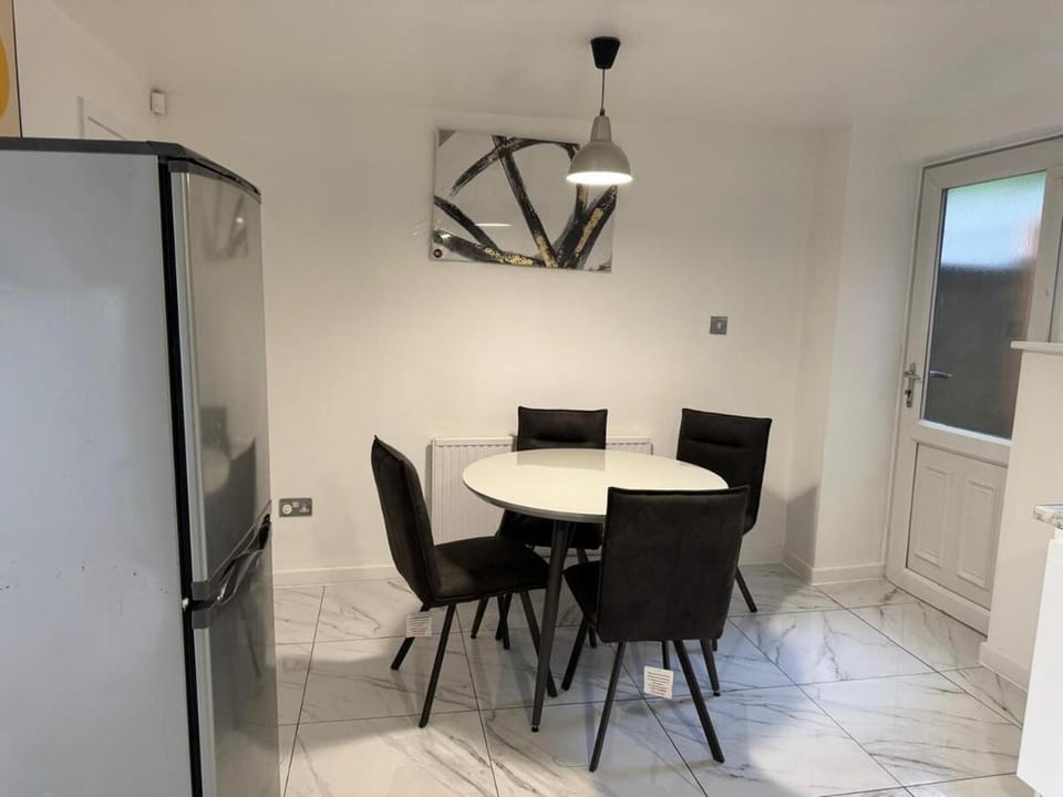 Modern 3 Bedroom House Apartment in Nottingham
