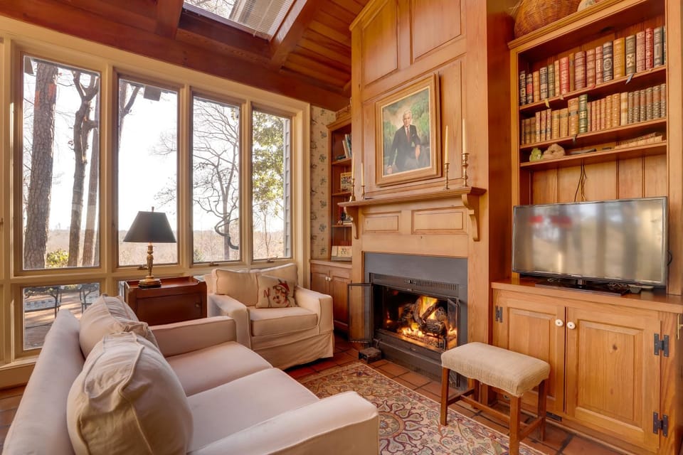 Multi-Level Gem + Guest Suite! 5 Mi to Truist Park House in Buckhead