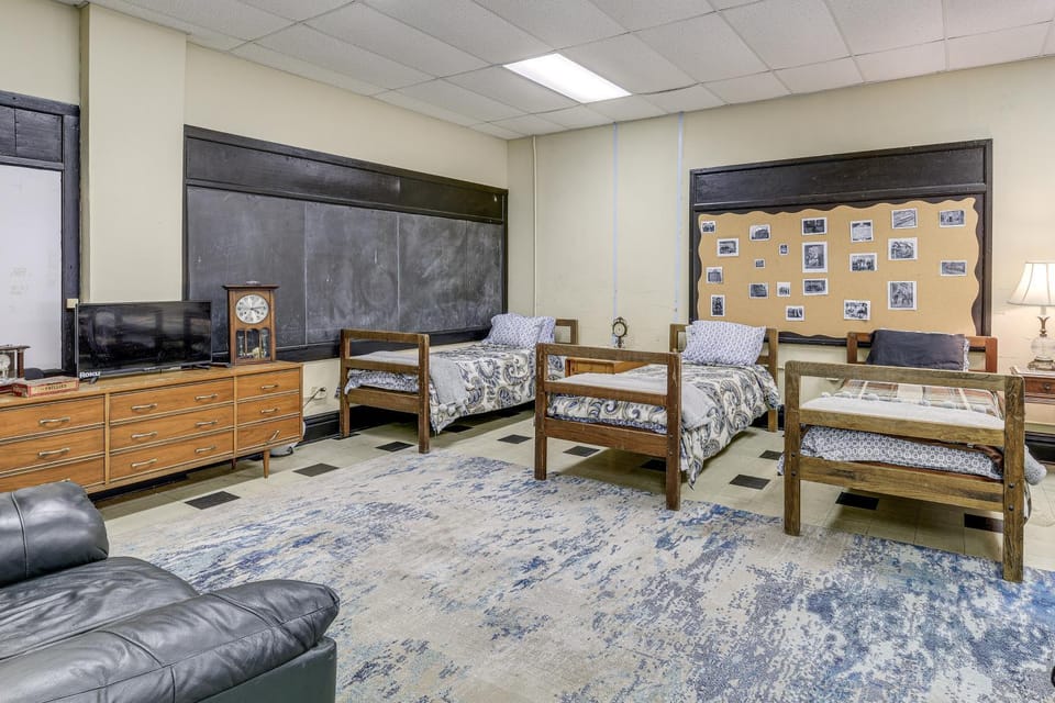 'Old School ATV Retreat' On Warrior Trail, 8BR House in West Virginia