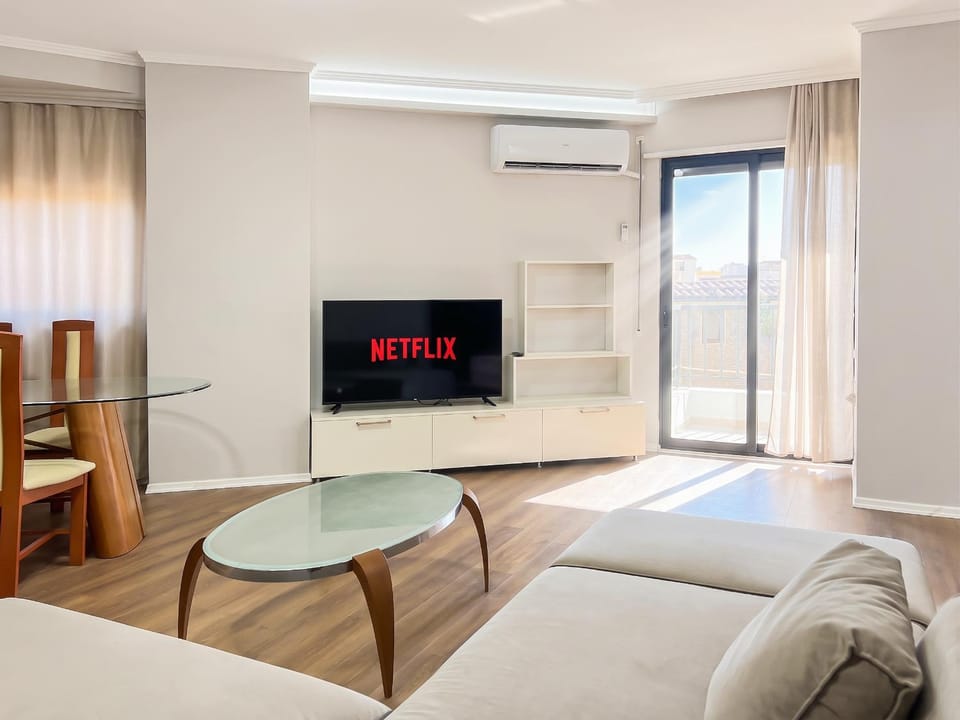 Communal lounge/ TV room, Bed, TV and multimedia, Living room, Photo of the whole room, Seating area, Evening entertainment, air conditioner