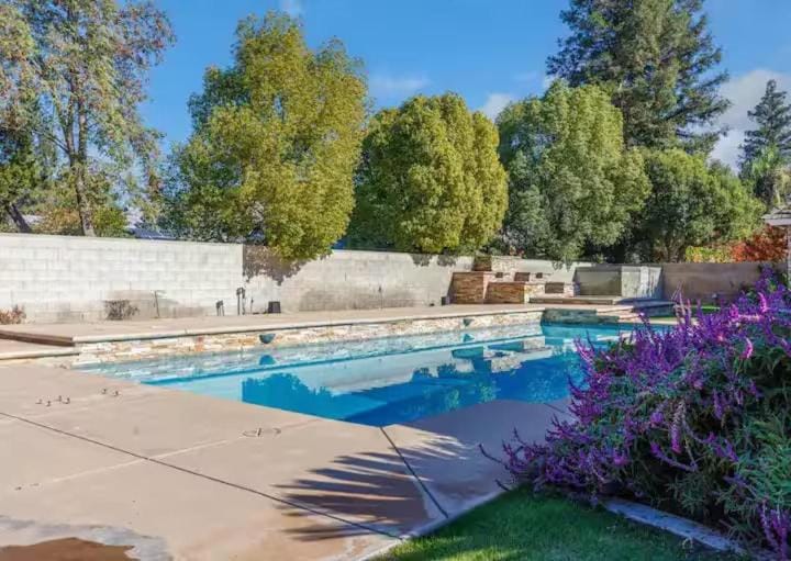 Large 4 Bdr 1 and half Baths with private Pool in Upscale Area Apartment in Bakersfield