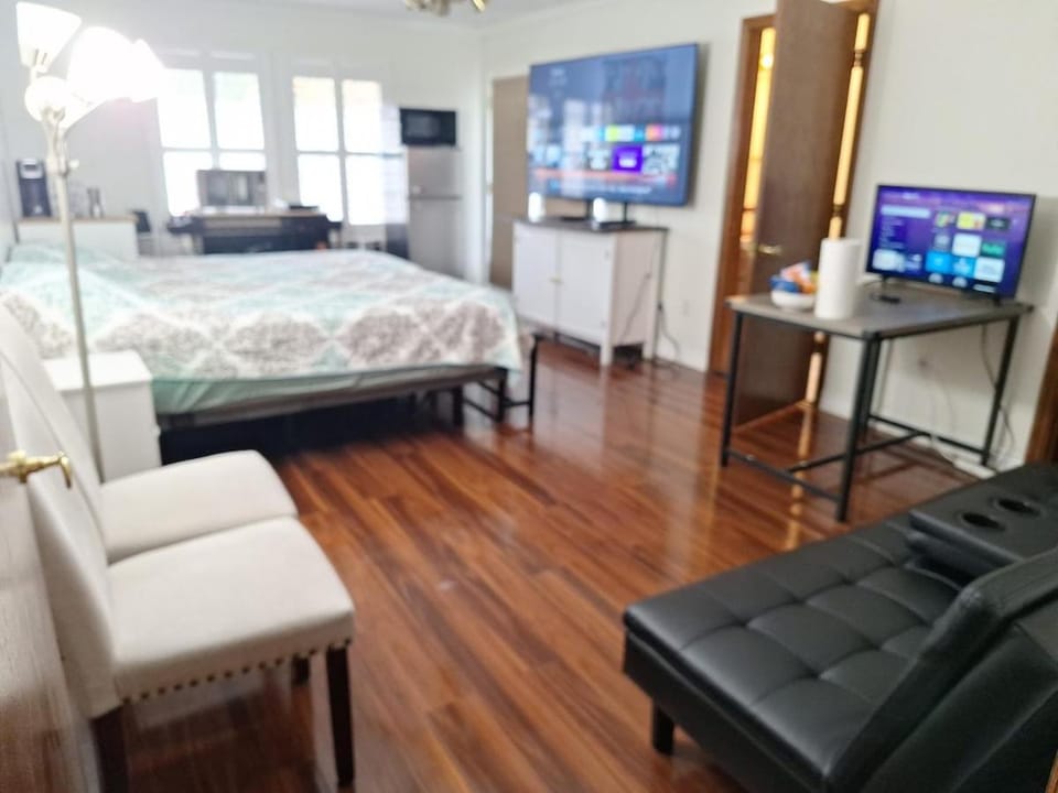 Large 4 Bdr 1 and half Baths with private Pool in Upscale Area Apartment in Bakersfield