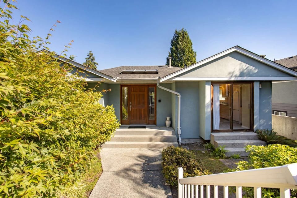 Cozy 3BD Retreat North Van Balcony Views House in North Vancouver
