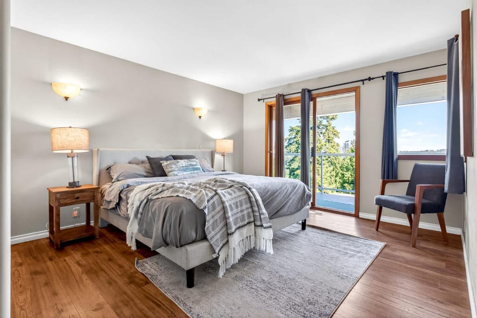 Cozy 3BD Retreat North Van Balcony Views House in North Vancouver