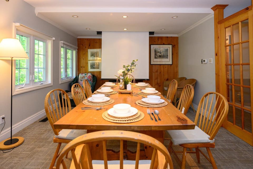 134 Entire 7BR Lakefront Cottage Beach, Kayaks Chalet in Georgina