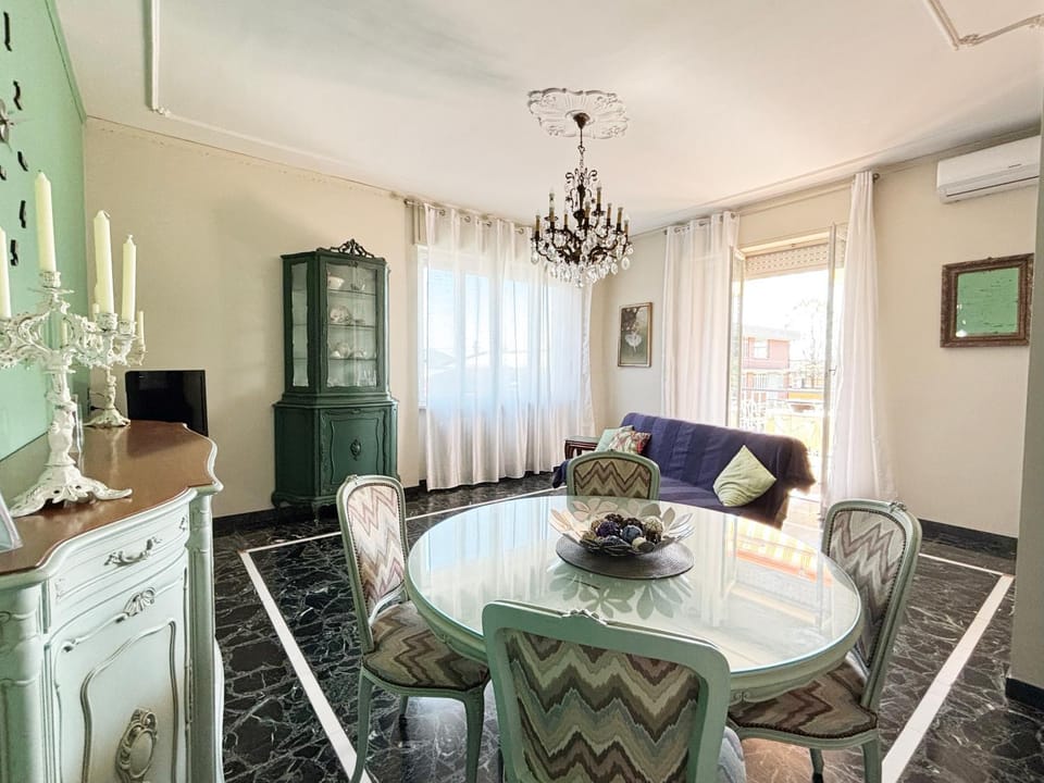 TV and multimedia, Kitchen or kitchenette, Living room, Seating area, Dining area, air conditioner