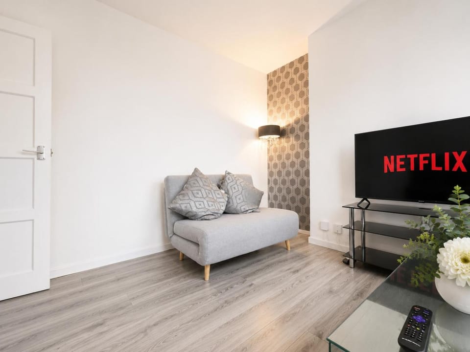 TV and multimedia, Living room, Seating area, Evening entertainment