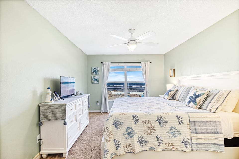 Ocean Views, Balcony, Pools, and Walkable Location Apartment in Edgewater