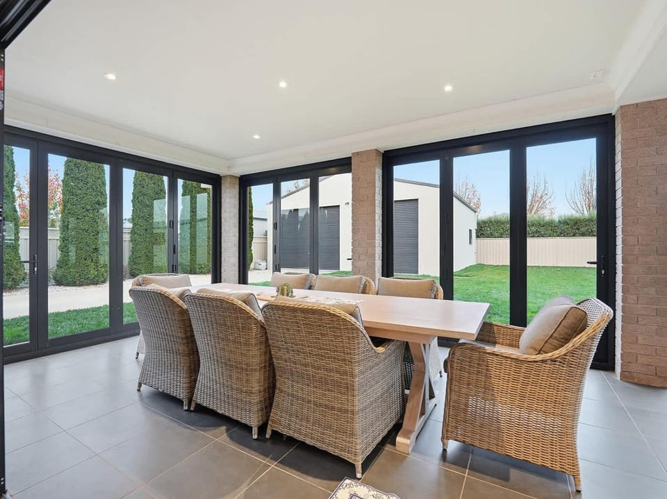 Seating area, Dining area