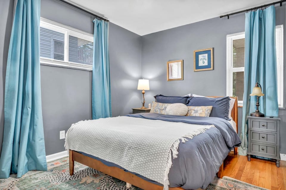 Pet-Friendly Home - Sleeps 6 - Walkable Lakewood House in Lakewood