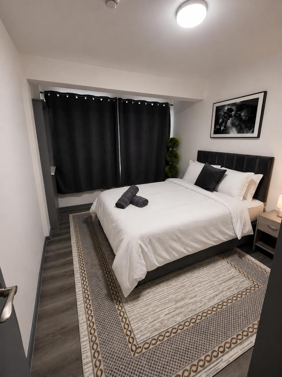 Bed, Photo of the whole room, Bedroom, towels