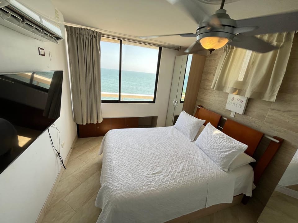 Bed, Natural landscape, TV and multimedia, Photo of the whole room, Bedroom, Sea view, air conditioner