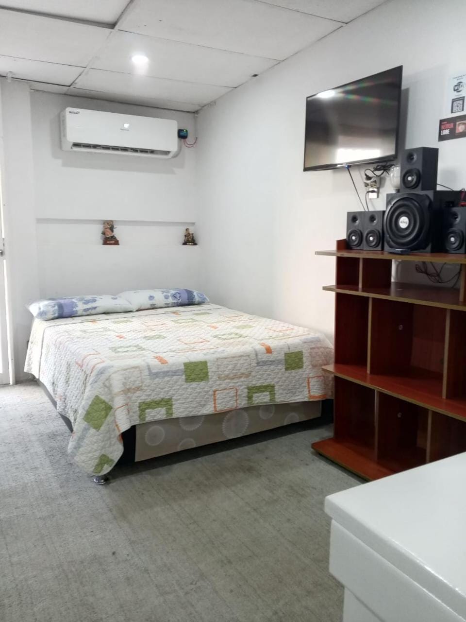 Bed, TV and multimedia, Photo of the whole room, Bedroom, air conditioner