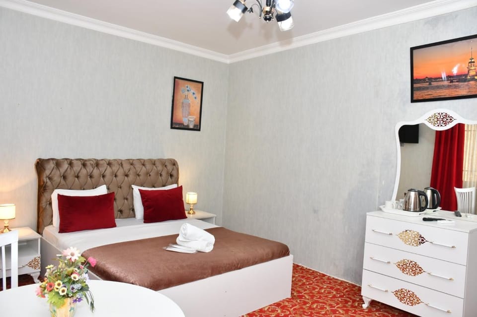 Bed, TV and multimedia, Photo of the whole room, towels
