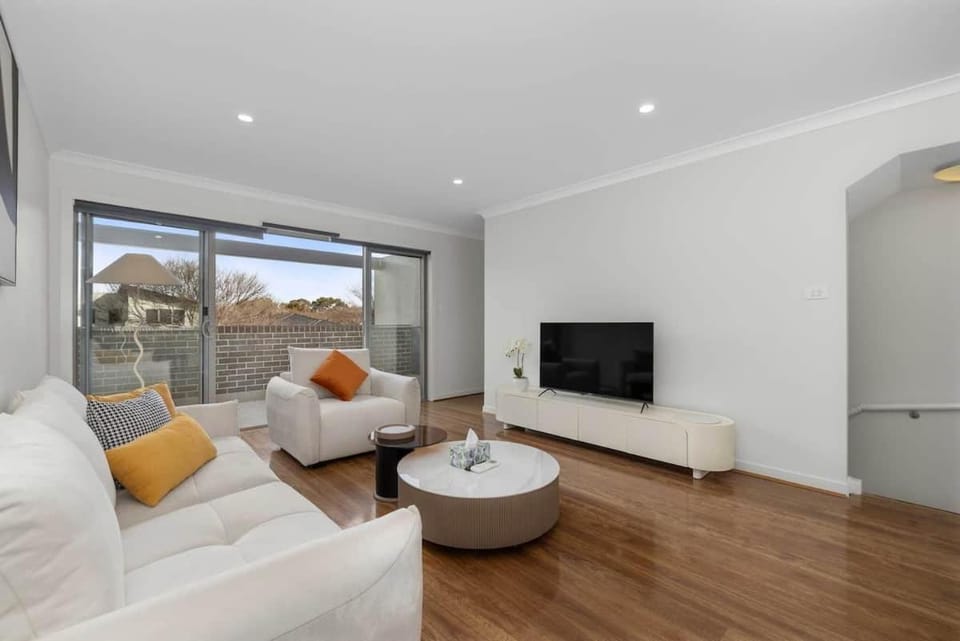 Modern 3B3B Townhouse in Franklin near Gungahlin House in Canberra