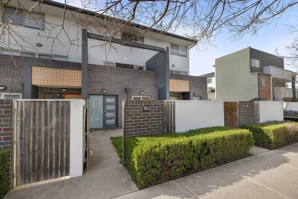 Modern 3B3B Townhouse in Franklin near Gungahlin House in Canberra