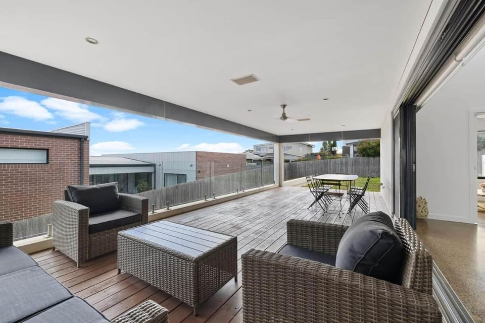 Elevated 5 Bedroom Family house in Bonner 2914 House in Canberra