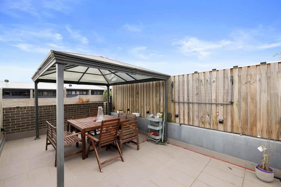 Modern Townhouse 2 bed 2 bath w Parking B House in Canberra