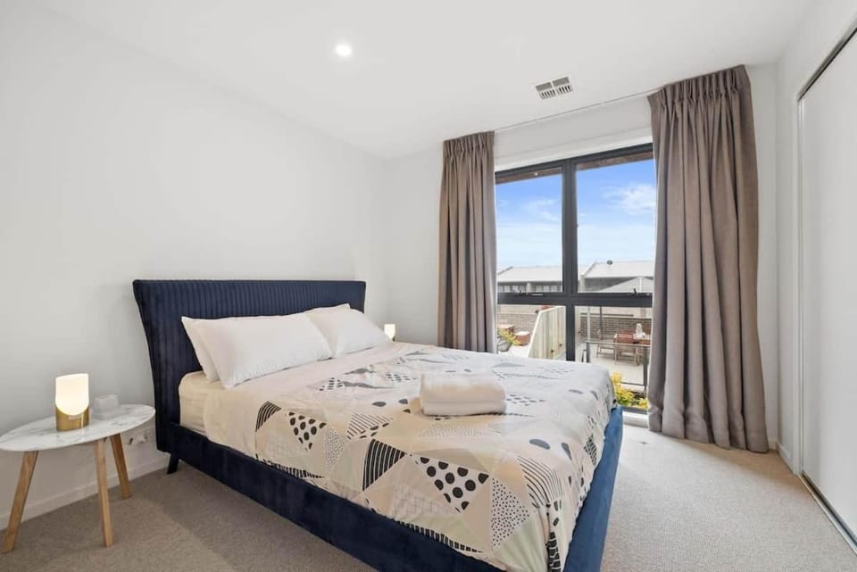 Modern Townhouse 2 bed 2 bath w Parking B House in Canberra