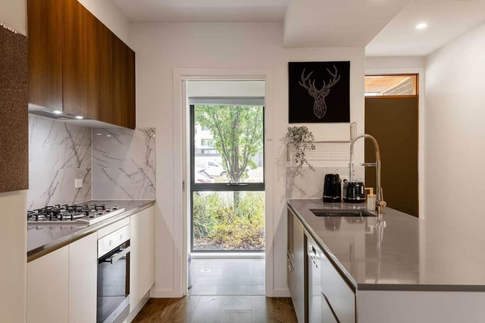Modern Townhouse 2 bed 2 bath w Parking B House in Canberra