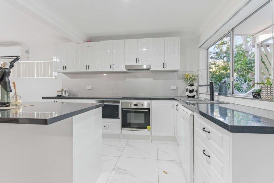Kitchen or kitchenette, dishwasher