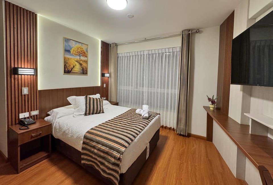 Bed, TV and multimedia, Photo of the whole room, Bedroom