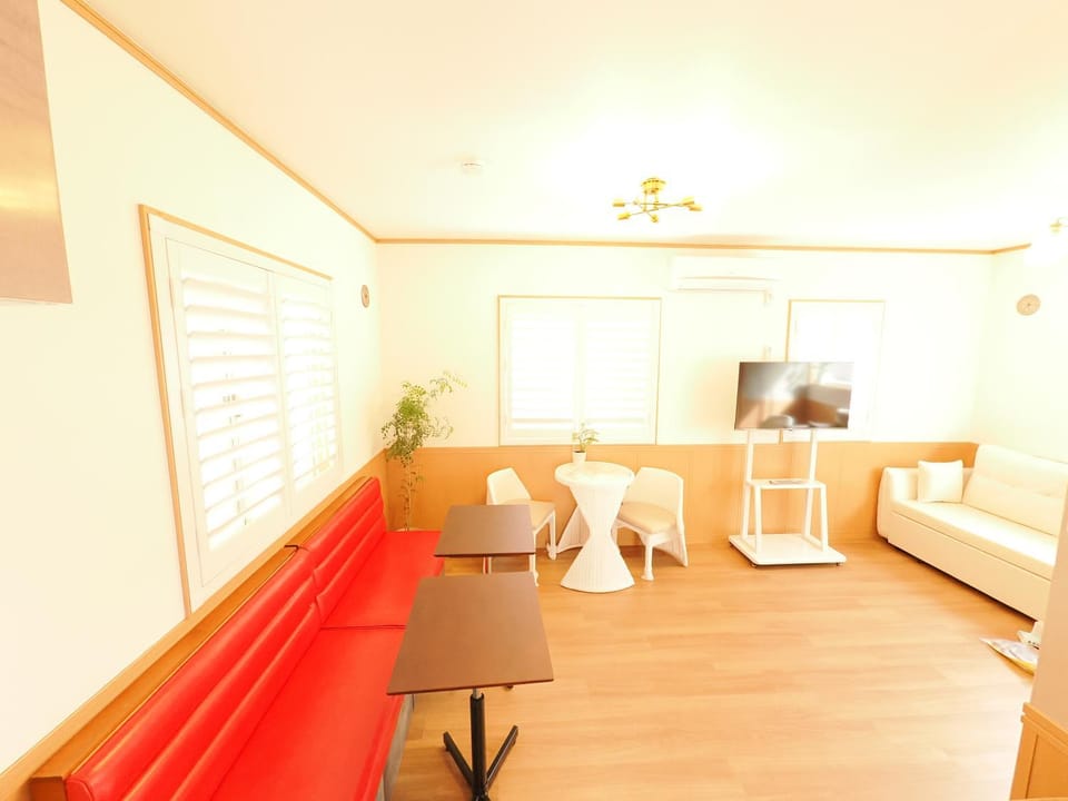 A whole-house rental in Central Ichikawa City with parking-Ideally located within walking distance of 3stations on 3 railway lines connecting to Tokyo Skytree-18min, Asakusa-20min, Disney-22min, & Narita and Haneda airport-Sakura Private Vacation House Bed and Breakfast in Chiba Prefecture