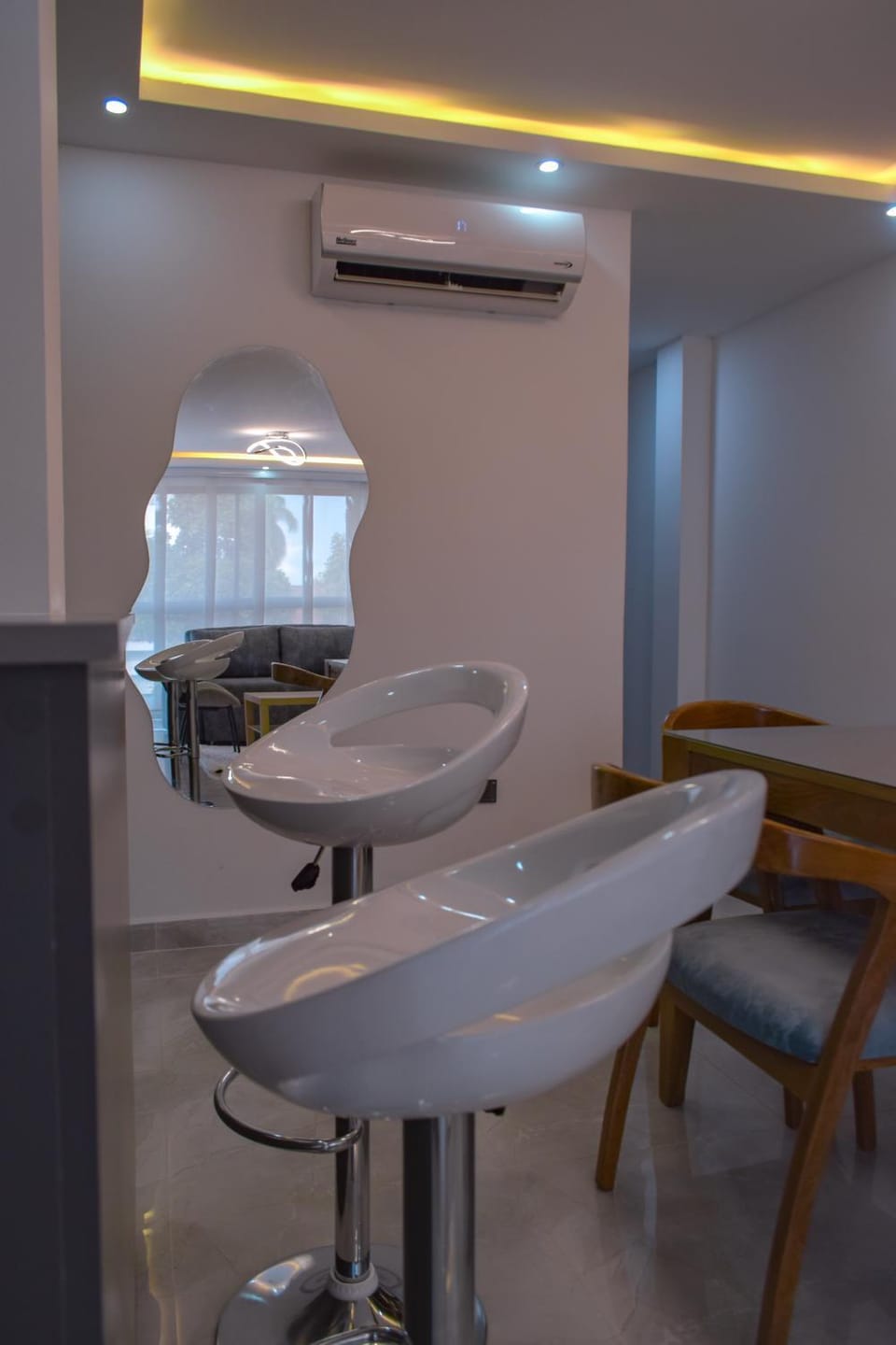 Kitchen or kitchenette, Dining area