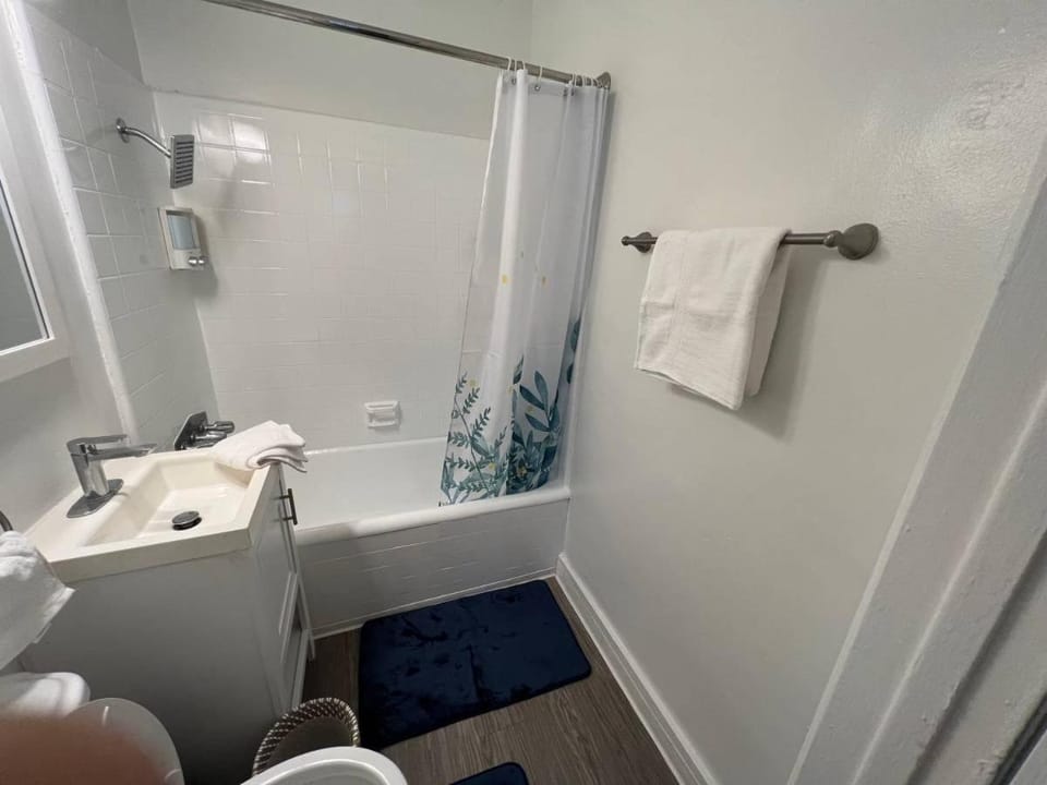 Cozy room!By the Grove! Hostel in San Fernando Valley