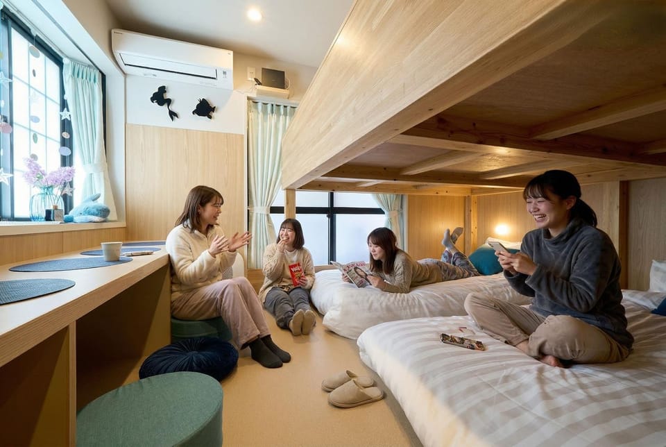 Bed, People, TV and multimedia, Living room, Photo of the whole room, Bedroom, group of guests