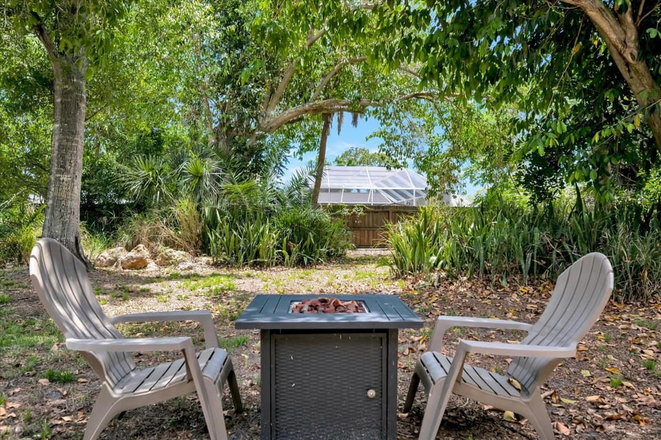 Secluded Cottage - Private BBQ Deck & Firepit Apartment in Gulf Gate Estates
