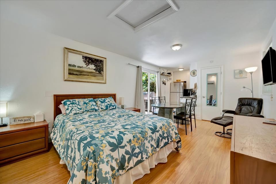 Secluded Cottage - Private BBQ Deck & Firepit Apartment in Gulf Gate Estates