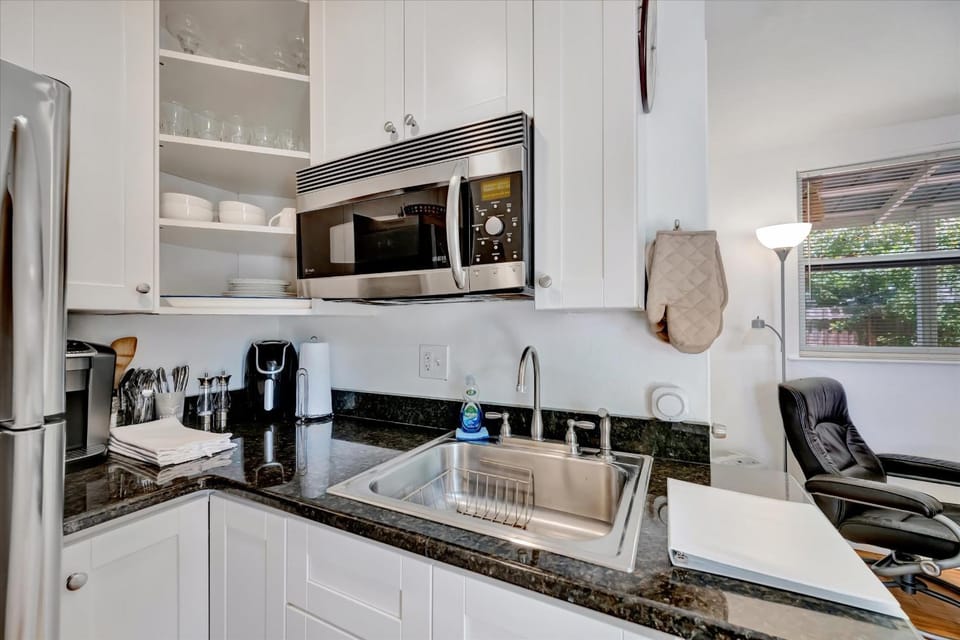 Secluded Cottage - Private BBQ Deck & Firepit Apartment in Gulf Gate Estates