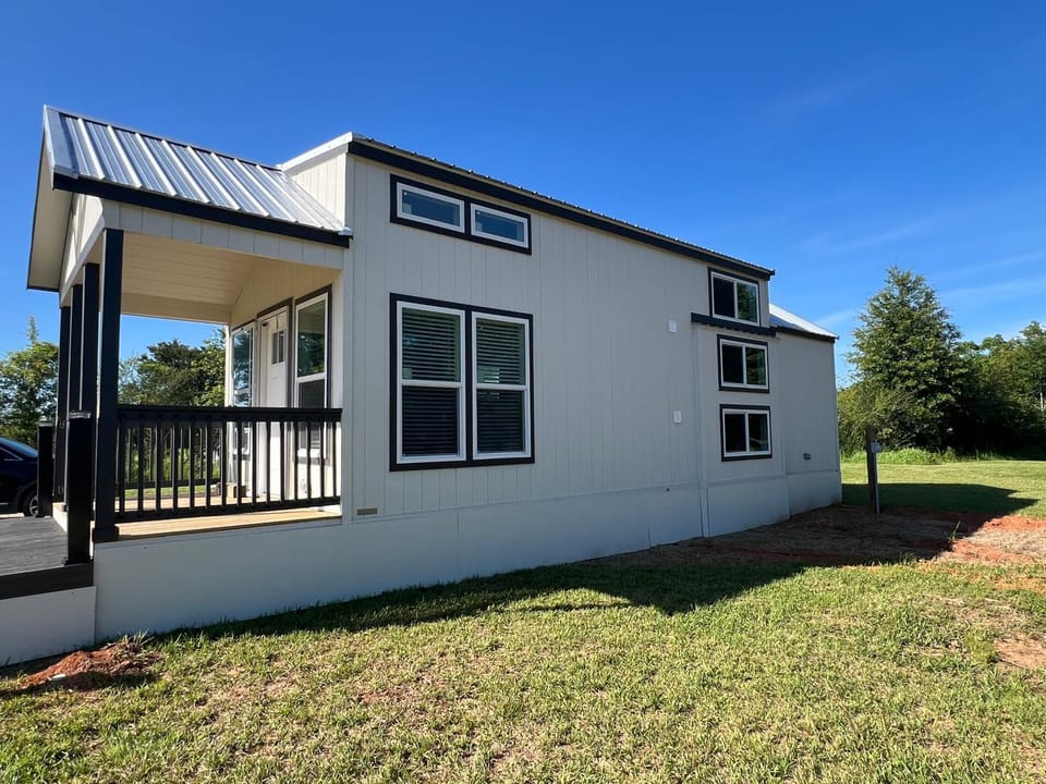 The Sunflower Villa - 15 Miles from the Beach! Villa in Foley