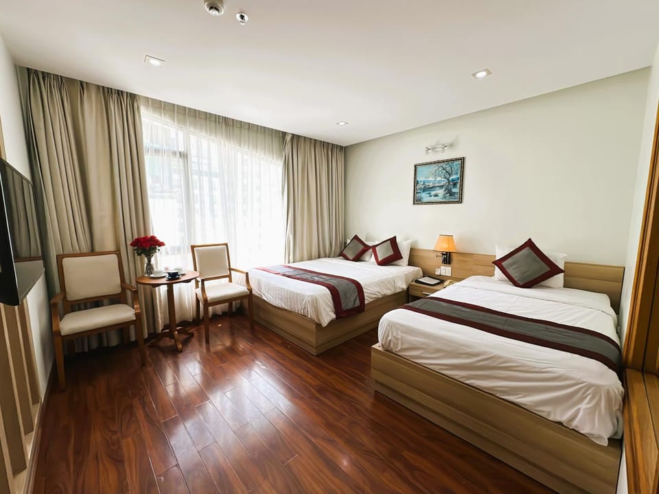 Bed, TV and multimedia, Photo of the whole room, Seating area, Bedroom