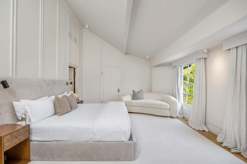 Knights Bridge Manor by Stay Awhile Villas House in West Hollywood