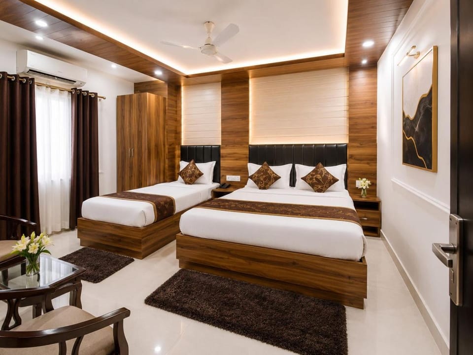Property building, Bed, TV and multimedia, Photo of the whole room, Bedroom