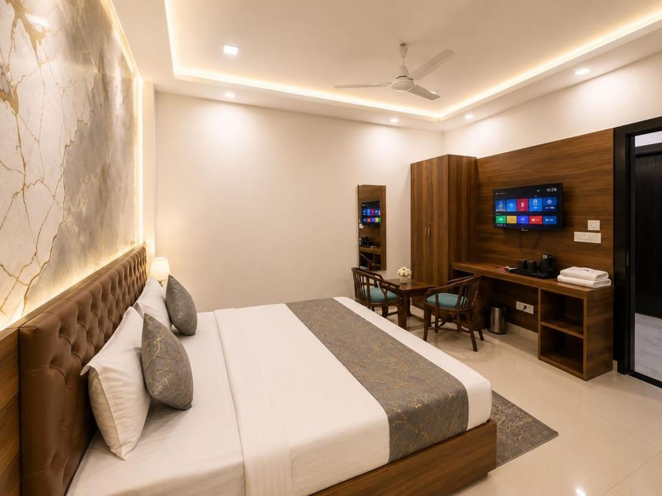 Property building, Communal lounge/ TV room, Bed, TV and multimedia, Living room, Photo of the whole room, Seating area, Evening entertainment, Bedroom, hair dresser, wardrobe
