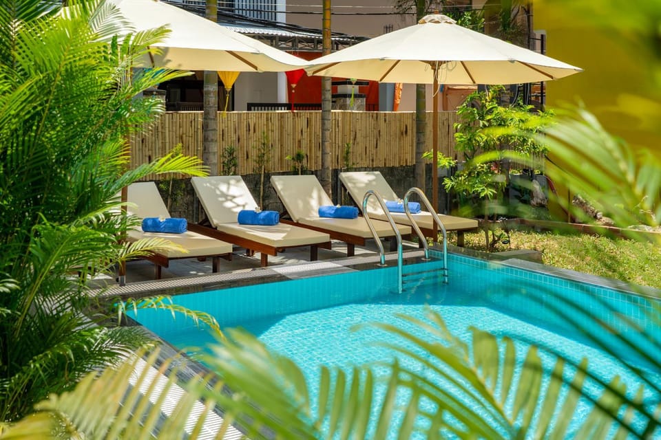 Swimming pool, sunbed