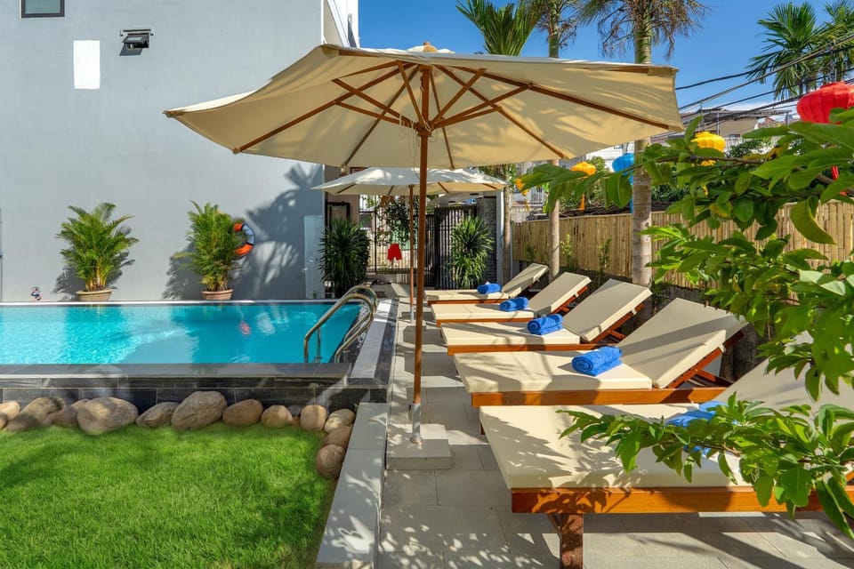 Swimming pool, sunbed