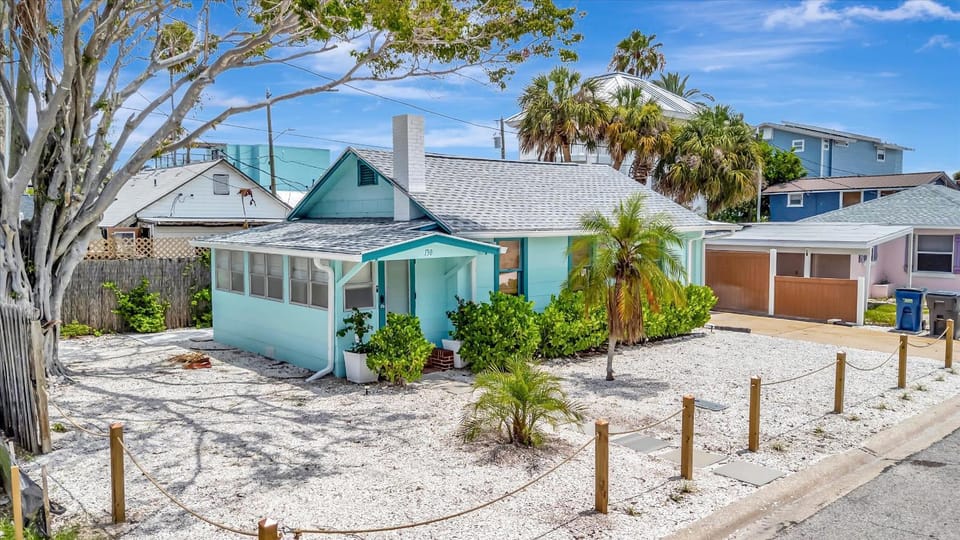 Walk to Sand in 2 Mins Beach Home w Patio & Grill House in Sunset Beach