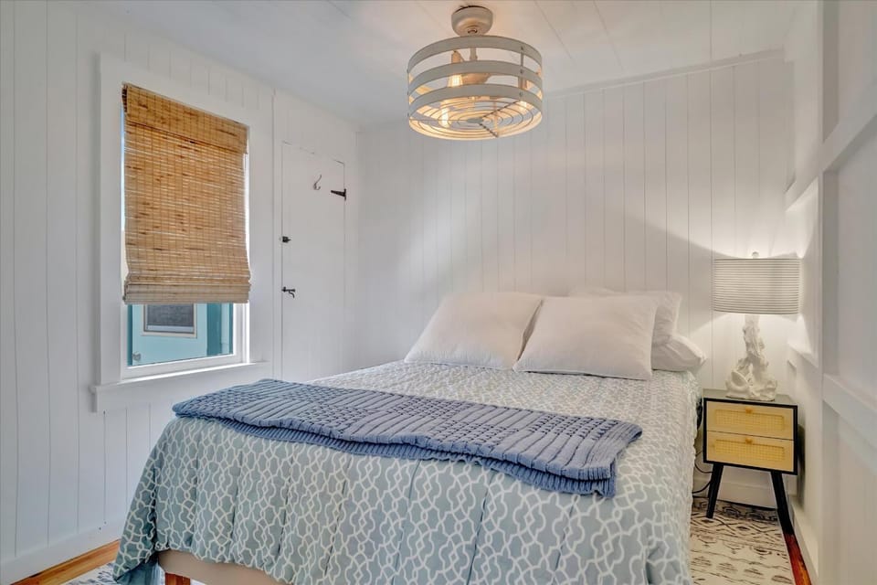 Walk to Sand in 2 Mins Beach Home w Patio & Grill House in Sunset Beach