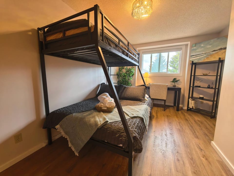 Bedroom, bunk bed