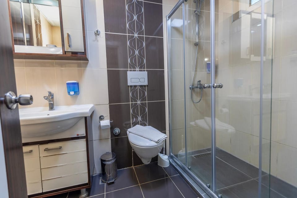 Shower, Toilet, Bathroom, towels