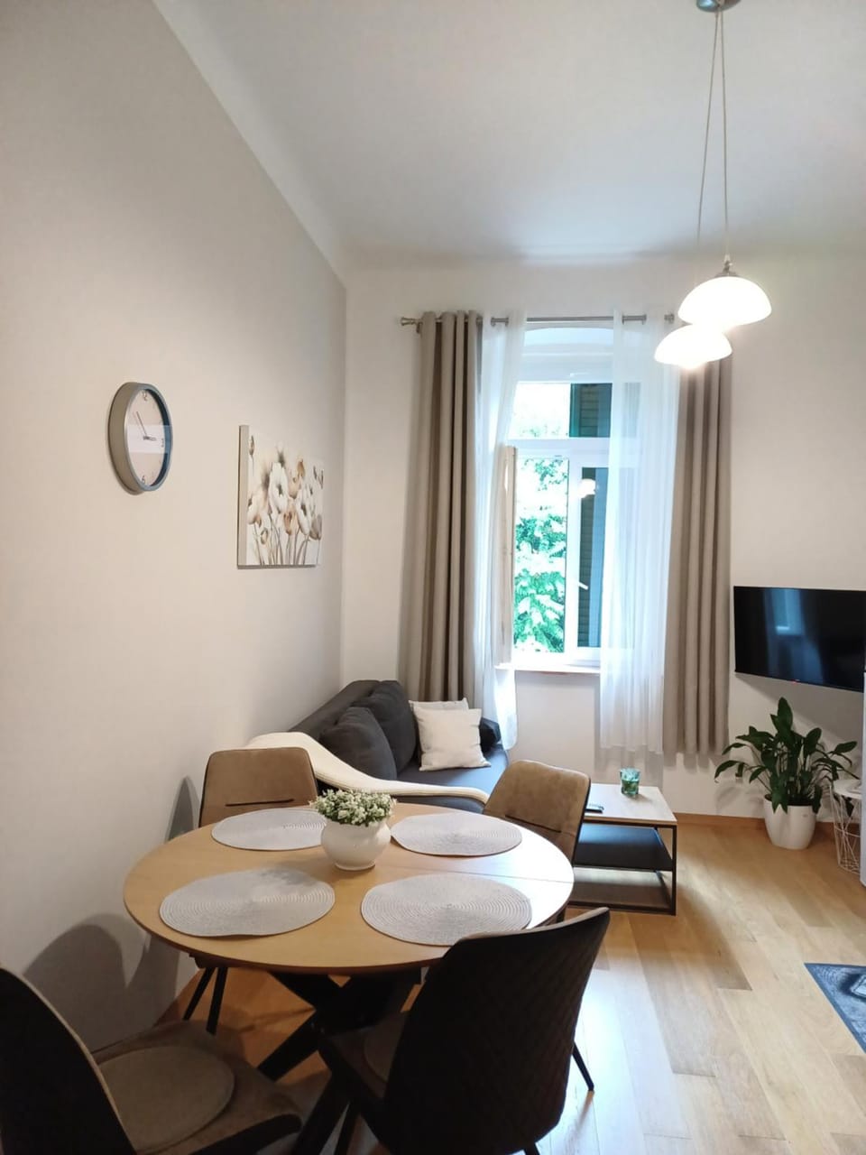 Communal lounge/ TV room, TV and multimedia, Living room, Seating area, Dining area, Evening entertainment