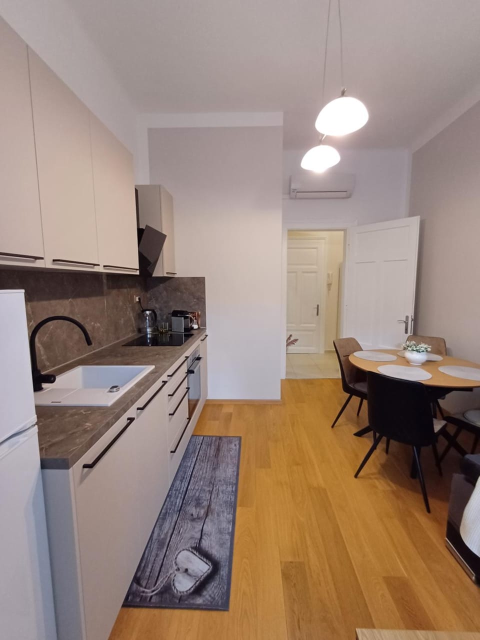 Kitchen or kitchenette, Dining area, oven, stove