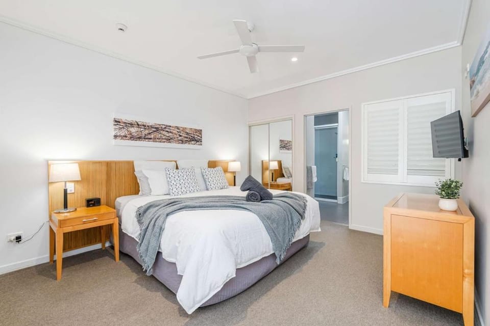 Poolside King Suite Apartment in Hervey Bay