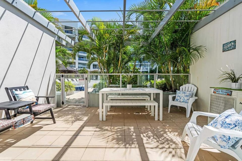 Poolside King Suite Apartment in Hervey Bay