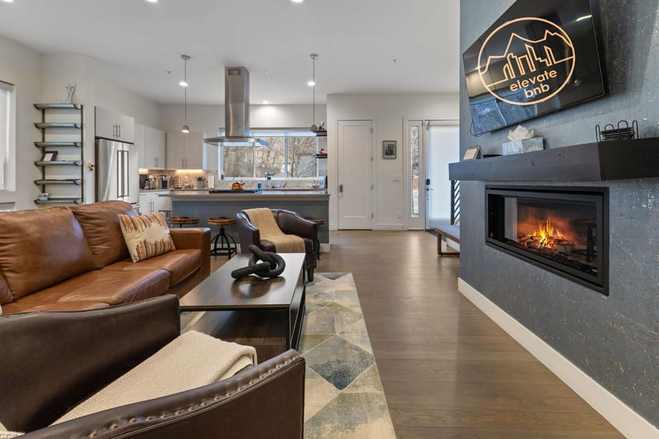 Rooftop Hot tub Family Friendly Mountain Views House in Golden
